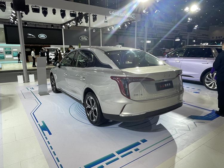 一汽红旗e111实车亮相中型纯电轿车续航预计达到450km