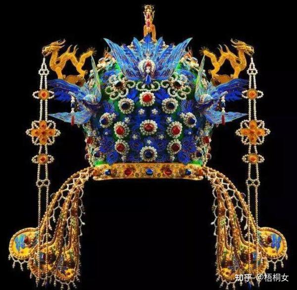十二龙九凤冠.镶嵌宝石121块,珍珠3588颗,现收藏于定陵博物馆.