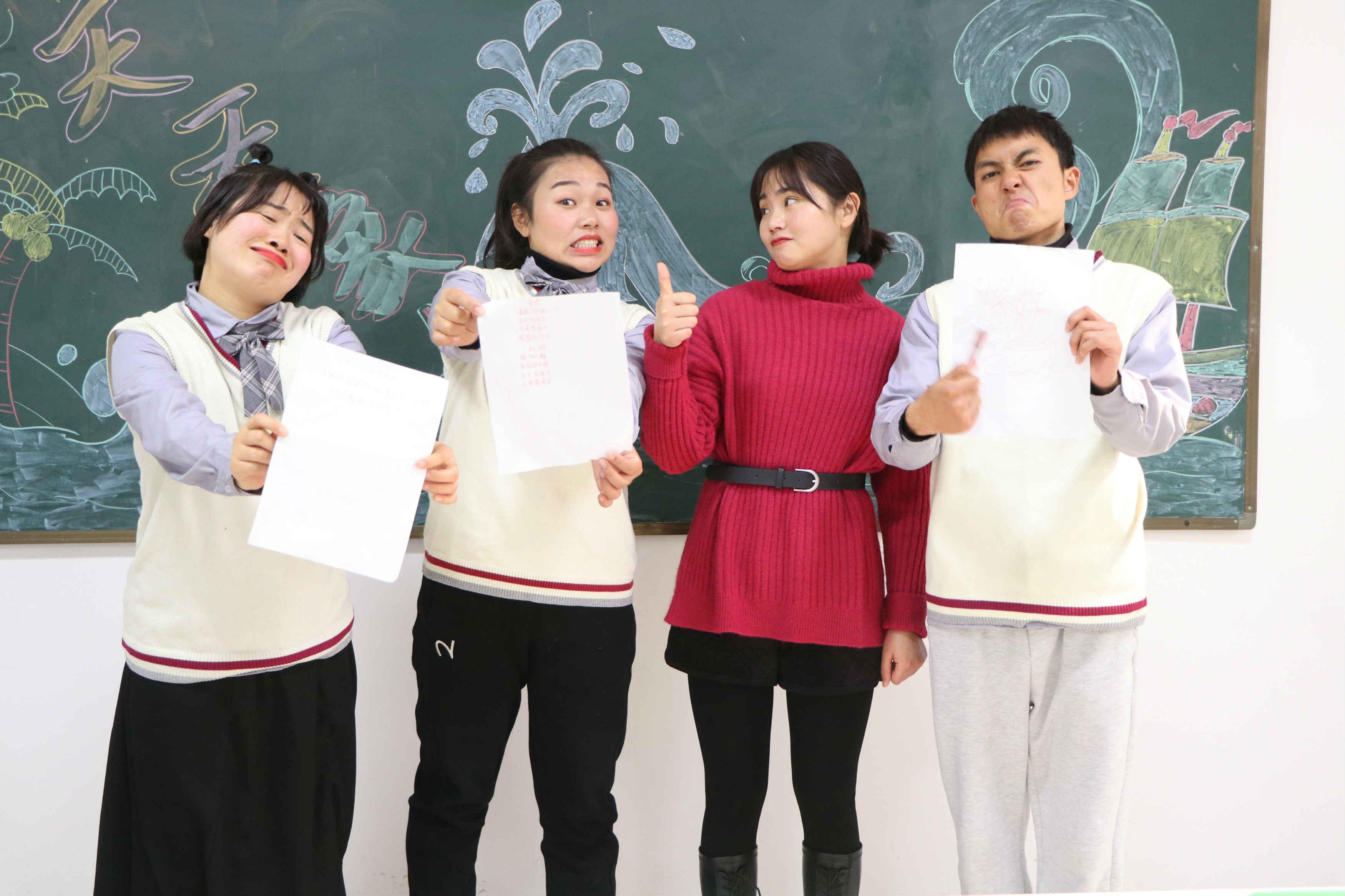 老师受伤请假教导主任让学霸帮忙传话不料传着传着竟变了味