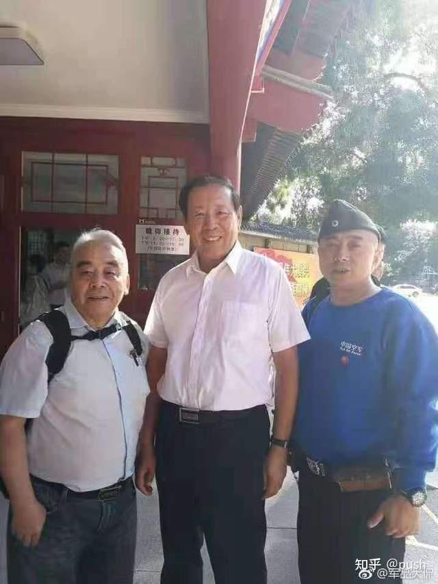 因为父亲当时的情况,罗援连当兵的资格都被取消了.