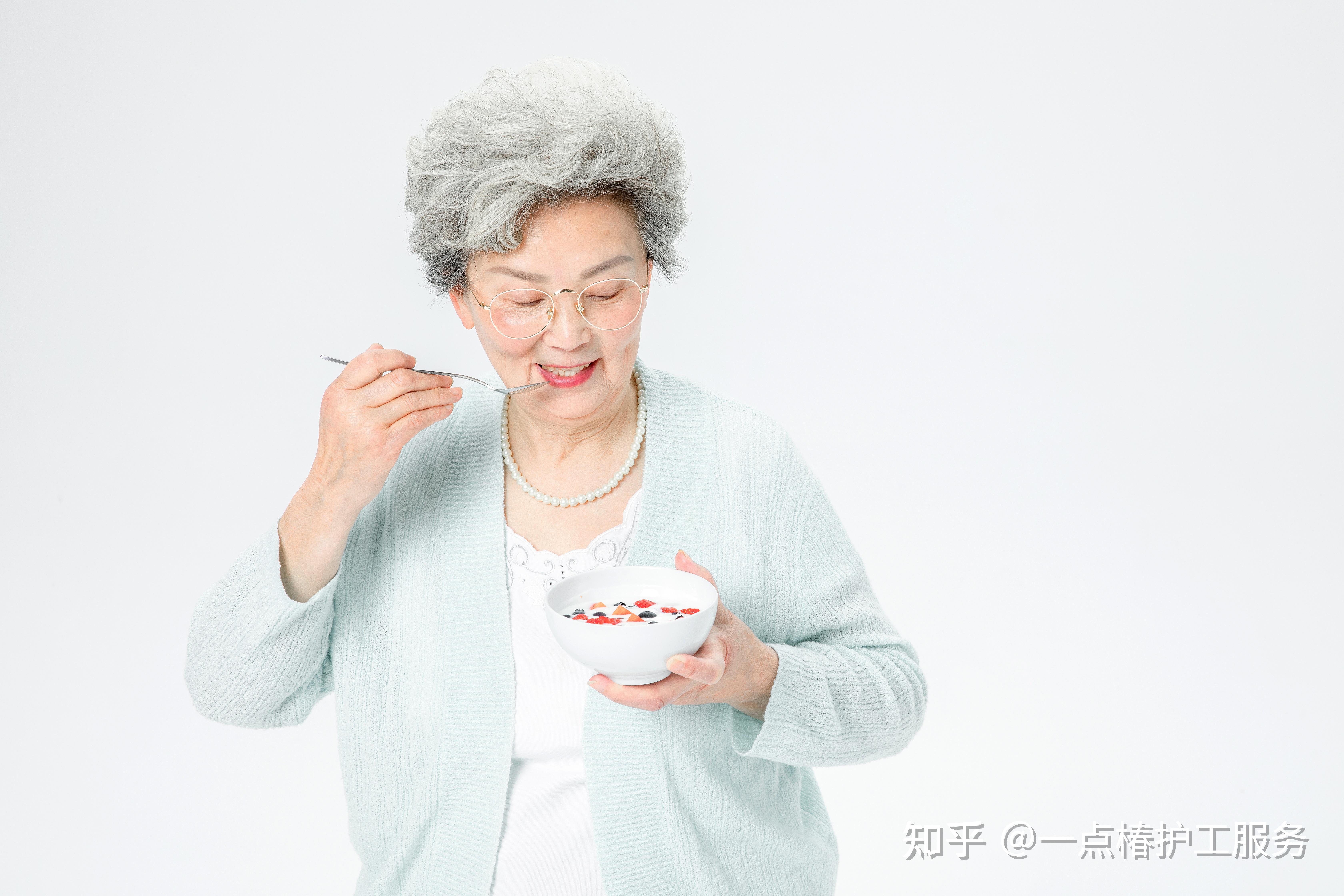 蛋白质老人的饮食应该重质而少量,以每公斤体重摄取1公克的蛋白质为