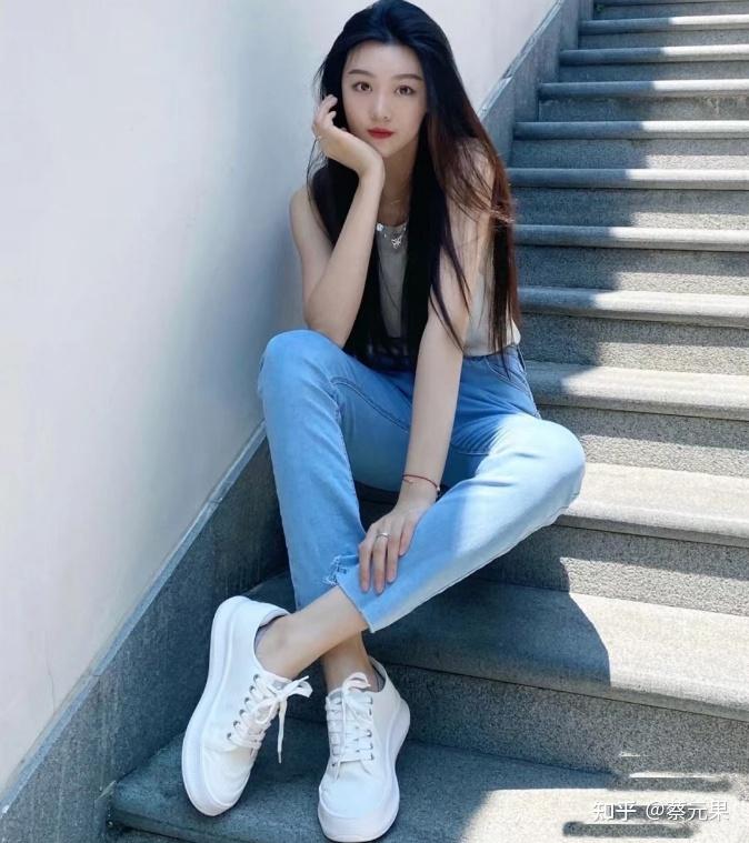 小白鞋搭配牛仔裤