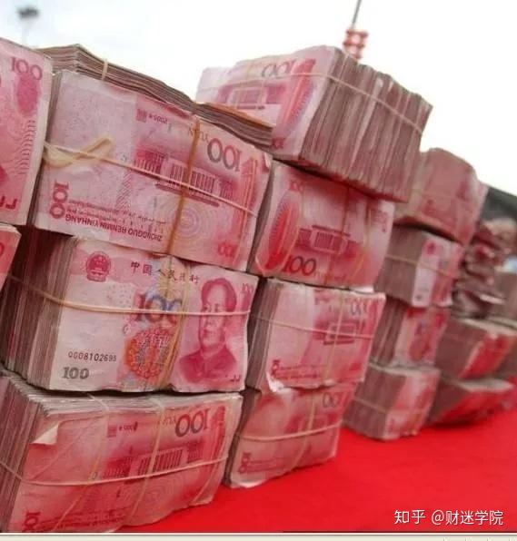 【大砖头】:1万元,比喻银行一捆捆扎起来的钱,像红砖,每一捆就是1万元