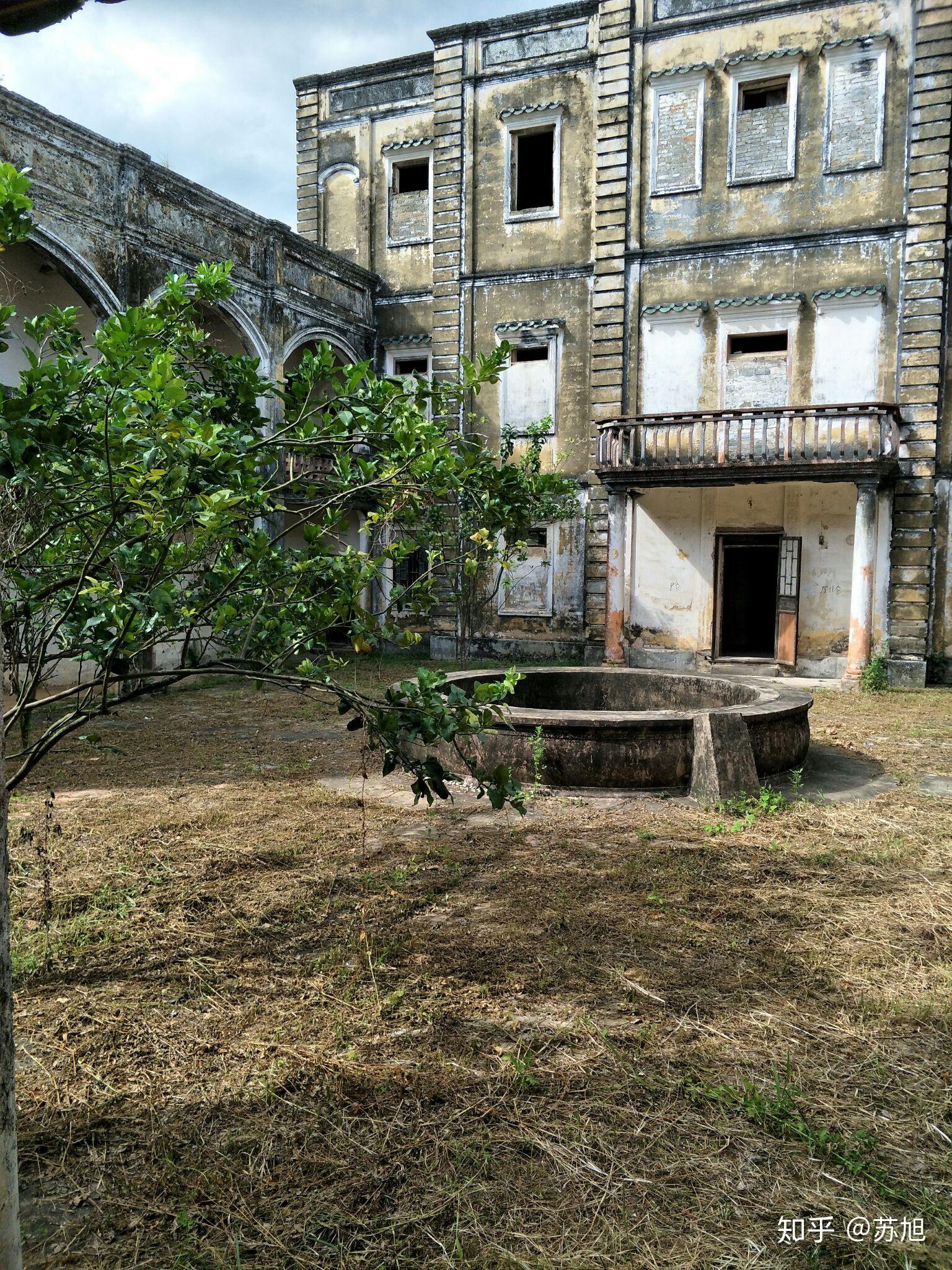 远山如黛依然在,百年落寞见青苔.梁氏庄园府第开