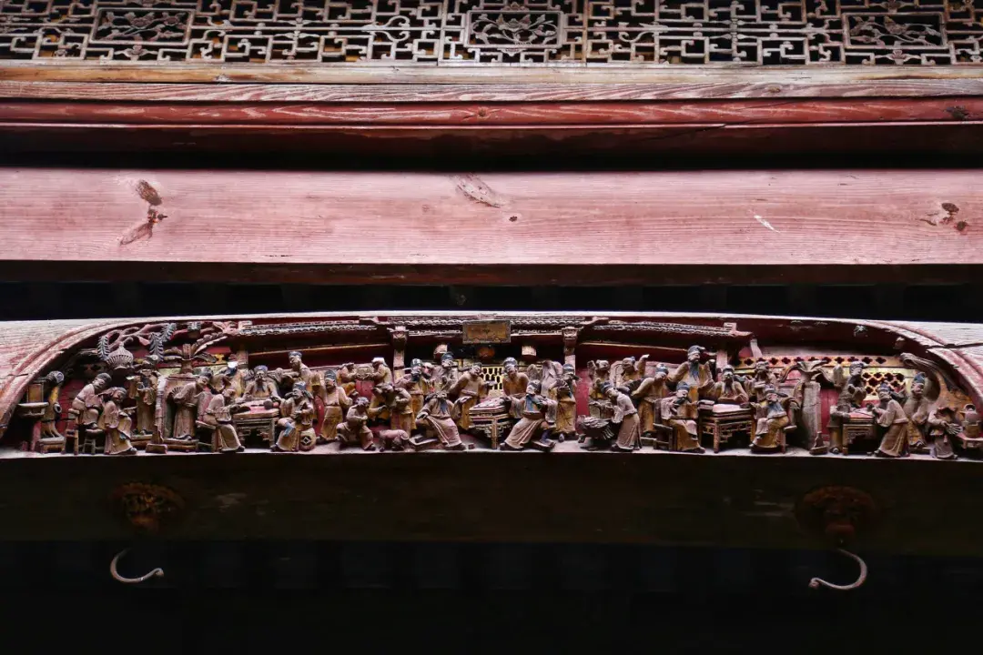 木雕"唐肃宗宴官"图  此幅木雕是在一整块的横梁上雕刻而成,在古代