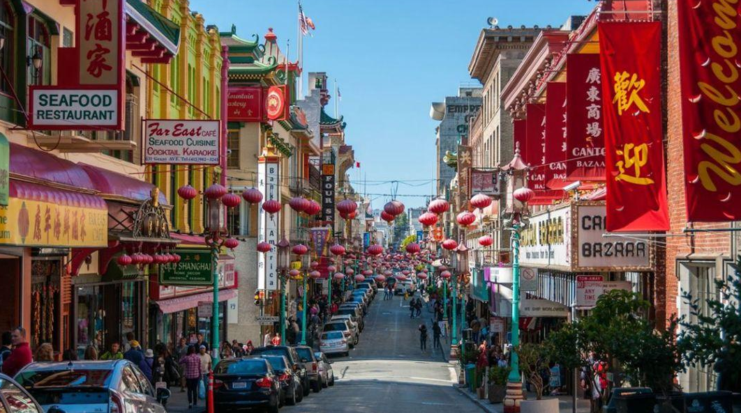 每到大年初一,在各国"唐人街"的路上,都会看到很多华人敲锣打鼓,舞龙