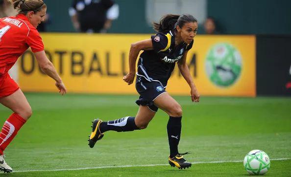 她是玛塔被誉为穿裙子的贝利女足世界登峰造极的球王