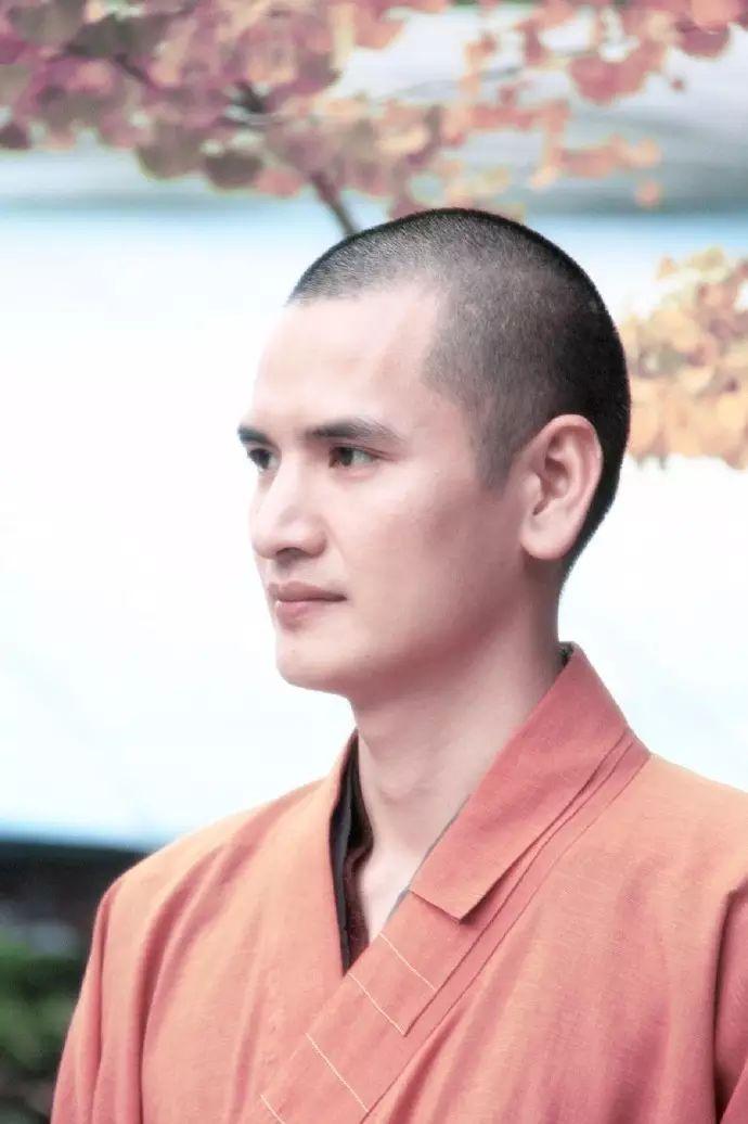 他拒绝做富二代女婿一出家就成了中国最帅的和尚