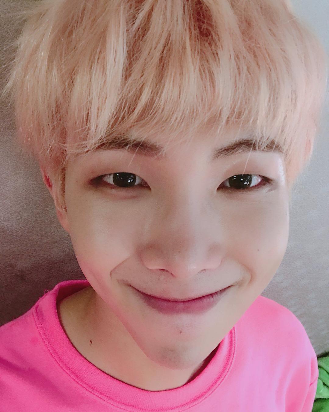 求防弹少年团金南俊坏笑的照片?