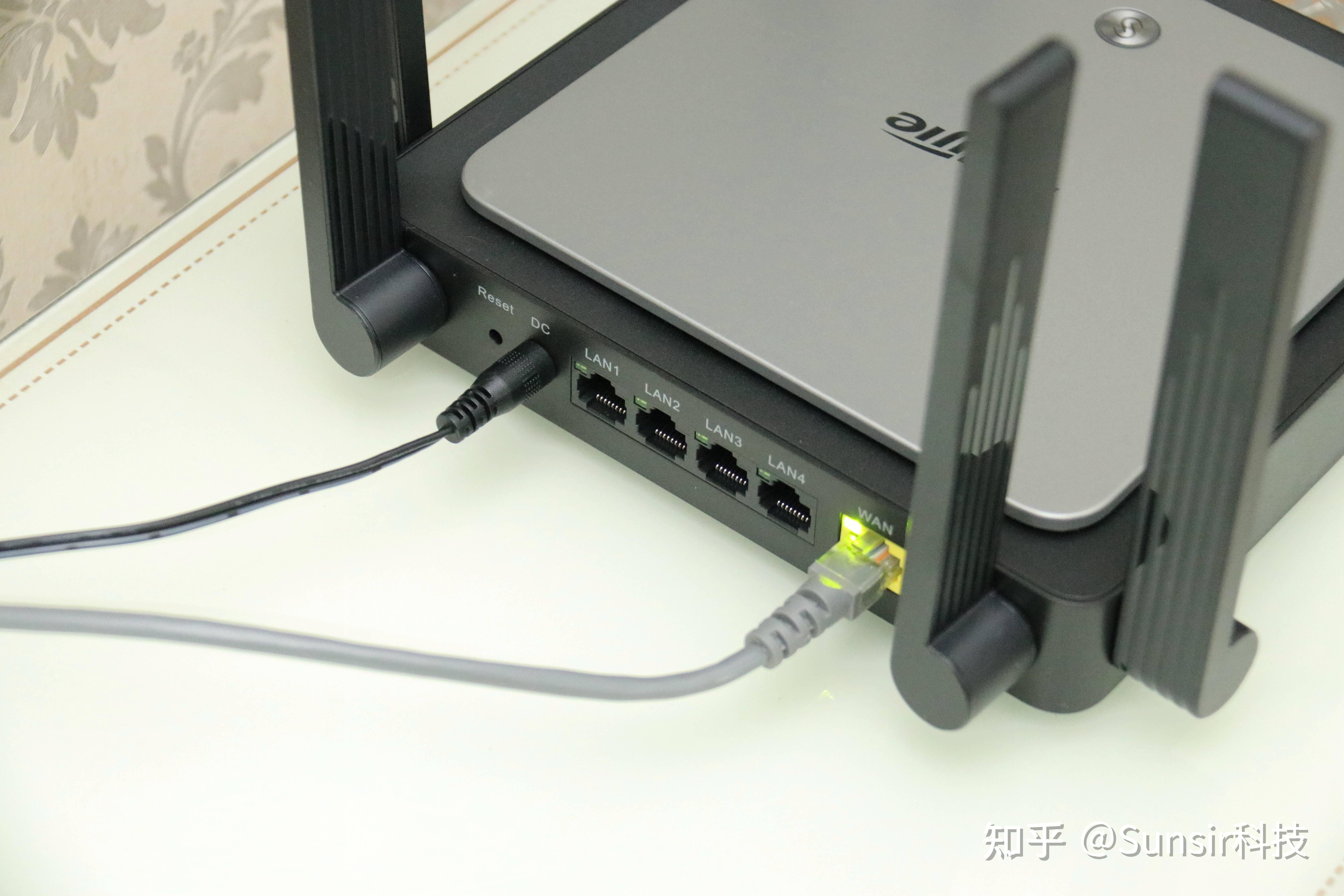 锐捷x32 pro路由器的正面有一颗系统指示灯,路由器的工作状态一目了然