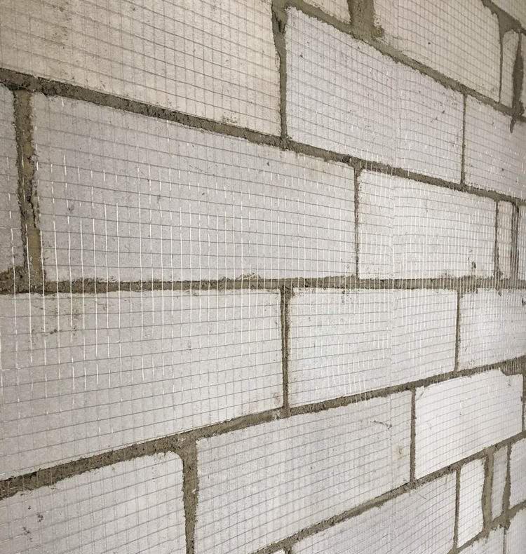 墙面如何挂网才不会开裂 v2-10a8985f15a10958e2668bc6c0e1523d_1440w.jpg?source=172ae18b