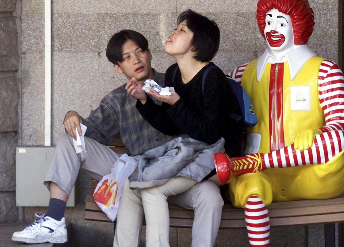 90年代去金拱门约会的年轻人最时髦