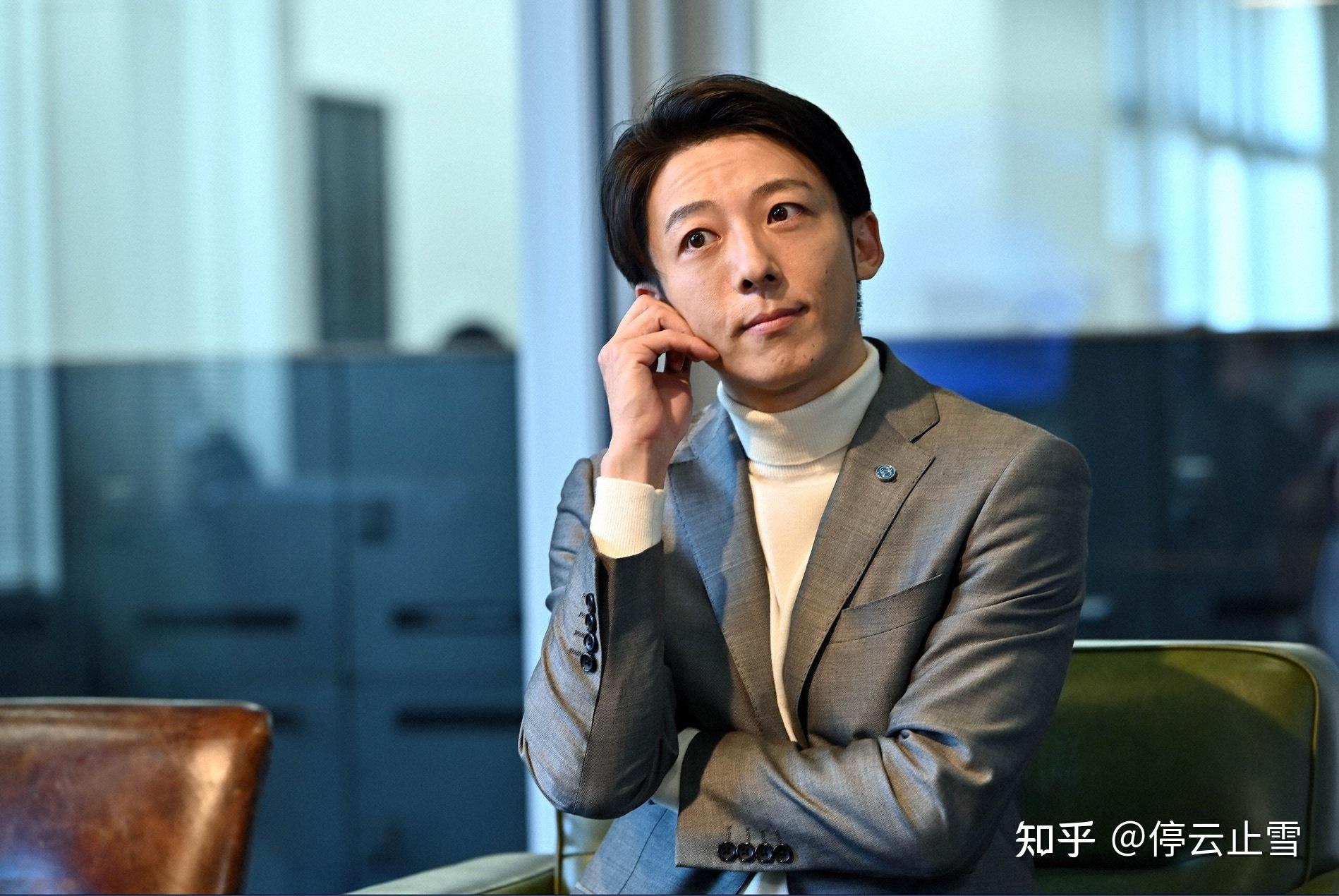 高桥一生饰演的"女主",被绫濑遥饰演的"男主"强行壁咚并死刑威胁时