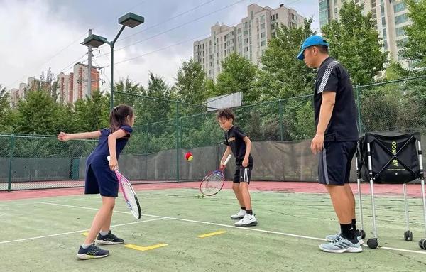 孩子们在网球课上(图片由赖钢提供)
