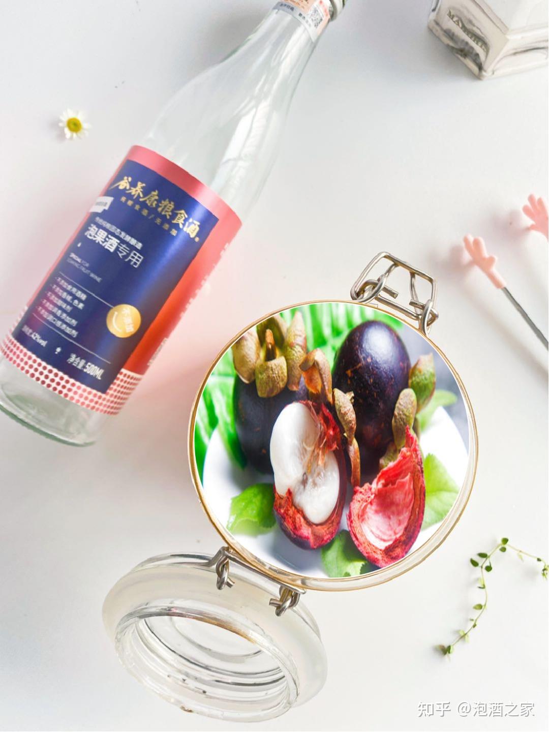 山竹属于凉性的水果,清凉解热的效果明显,夏季饮用山竹酒能降火去燥