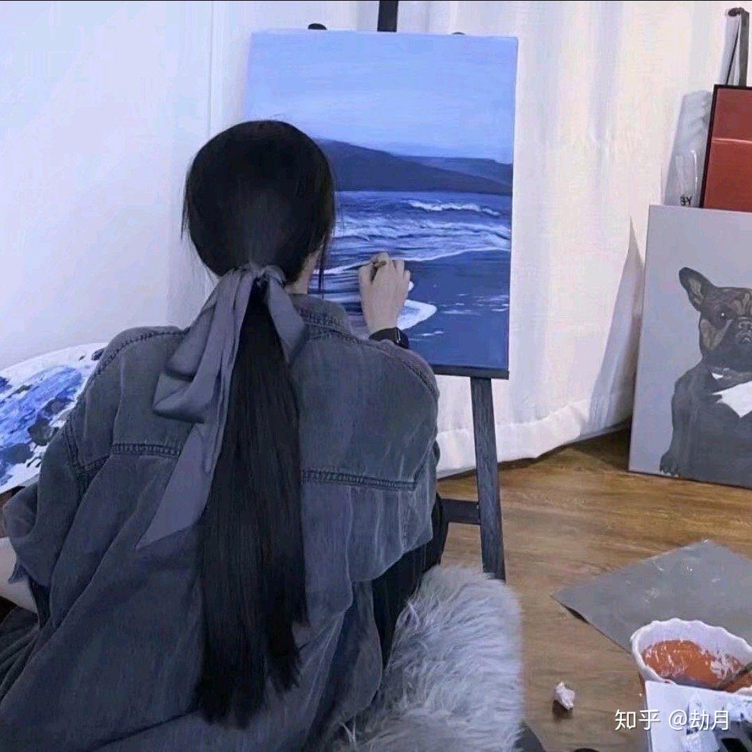 正在画画的女孩背影图片