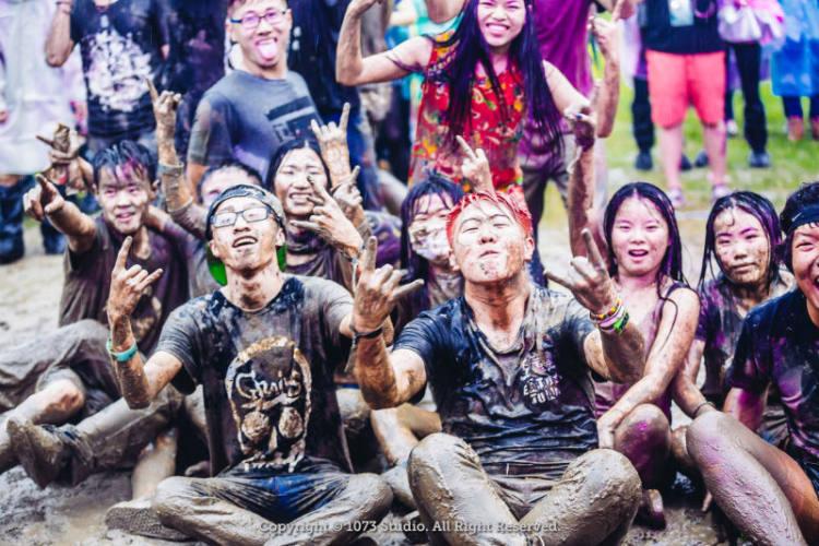 扛着相机和乐迷pogo的七仔其实是个摇滚女战士她活出了最自由的人生