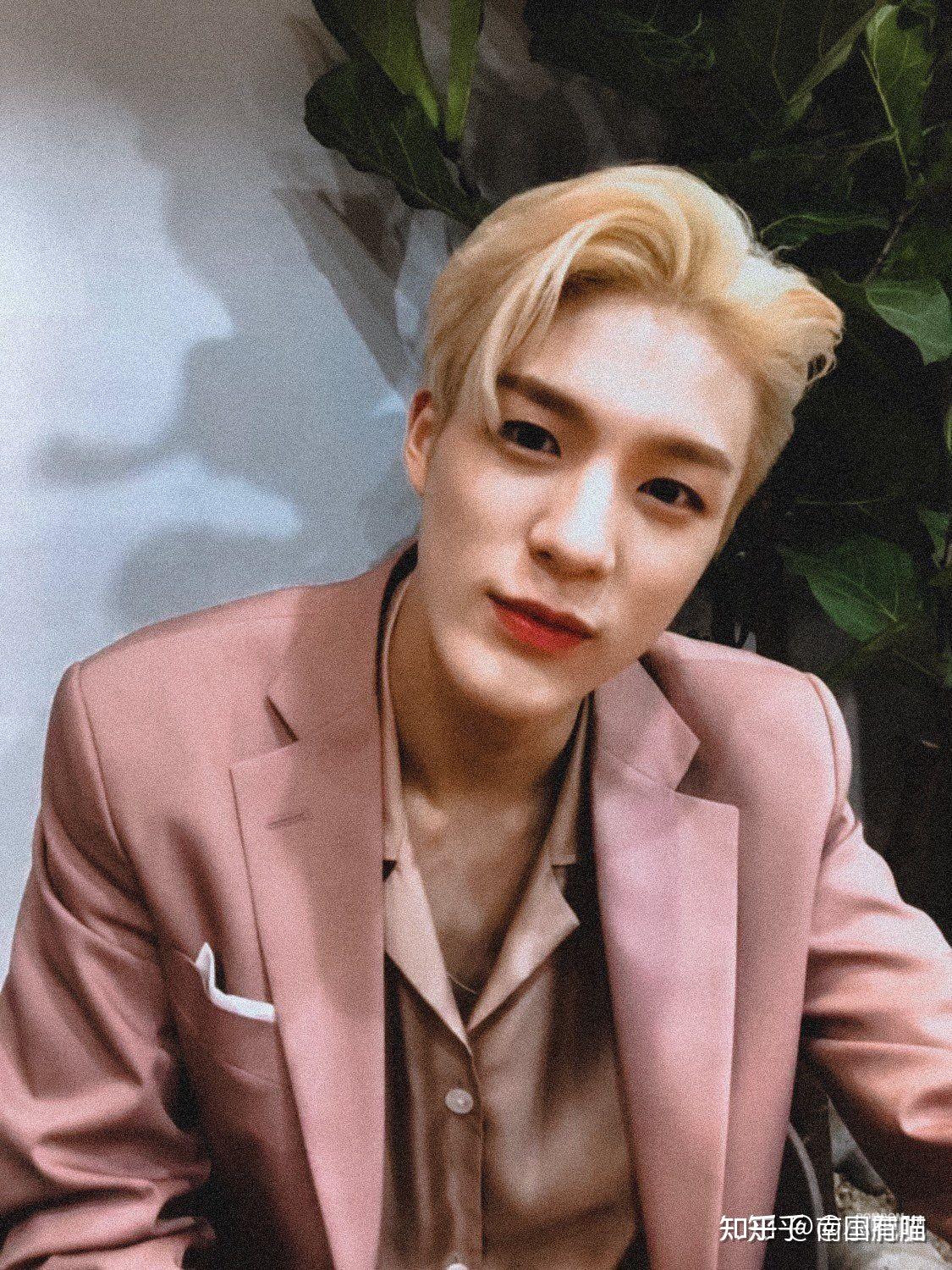 一.立体周正,成熟冷峻的骨相