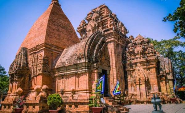 因为这里供奉的是天依女神(po nagar)——庇佑占婆王国南部的一位女神