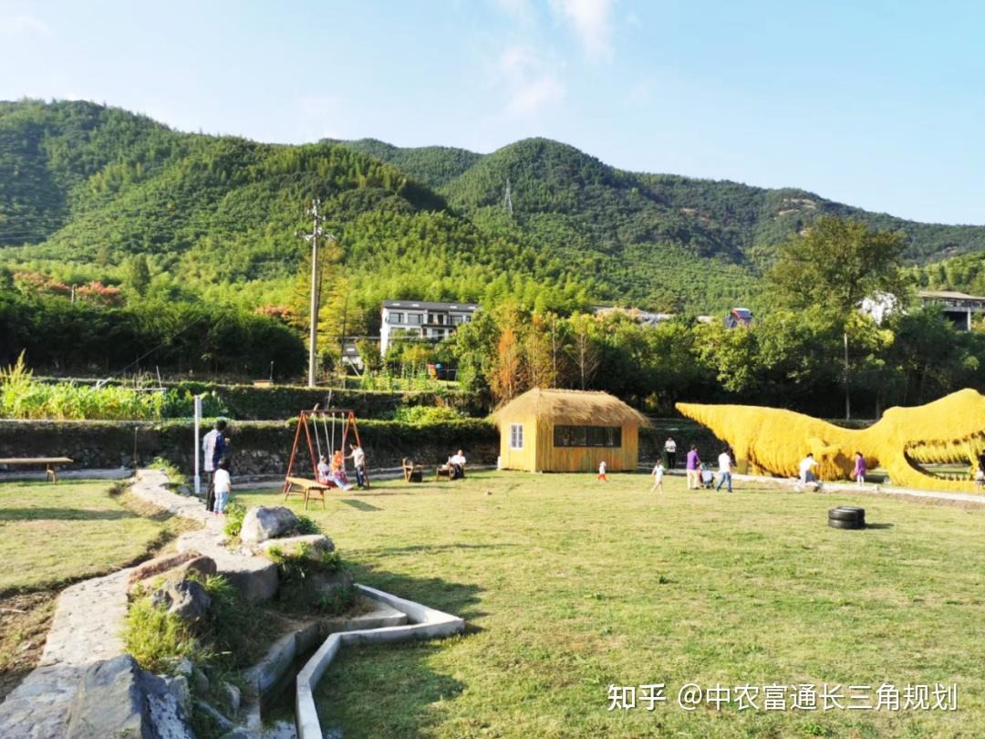 先后荣获省级"旅游特色村",省级"农家乐特色村",市级"民主法治村"