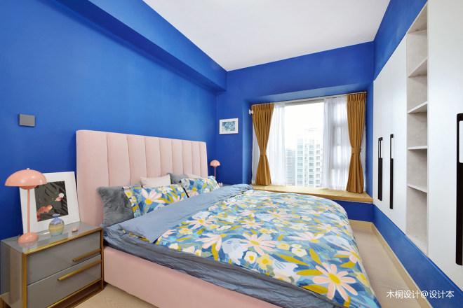 蓝乳胶漆(色号:dulux 30bb 10/337),搭配正白色衣柜及脏粉色床头靠背