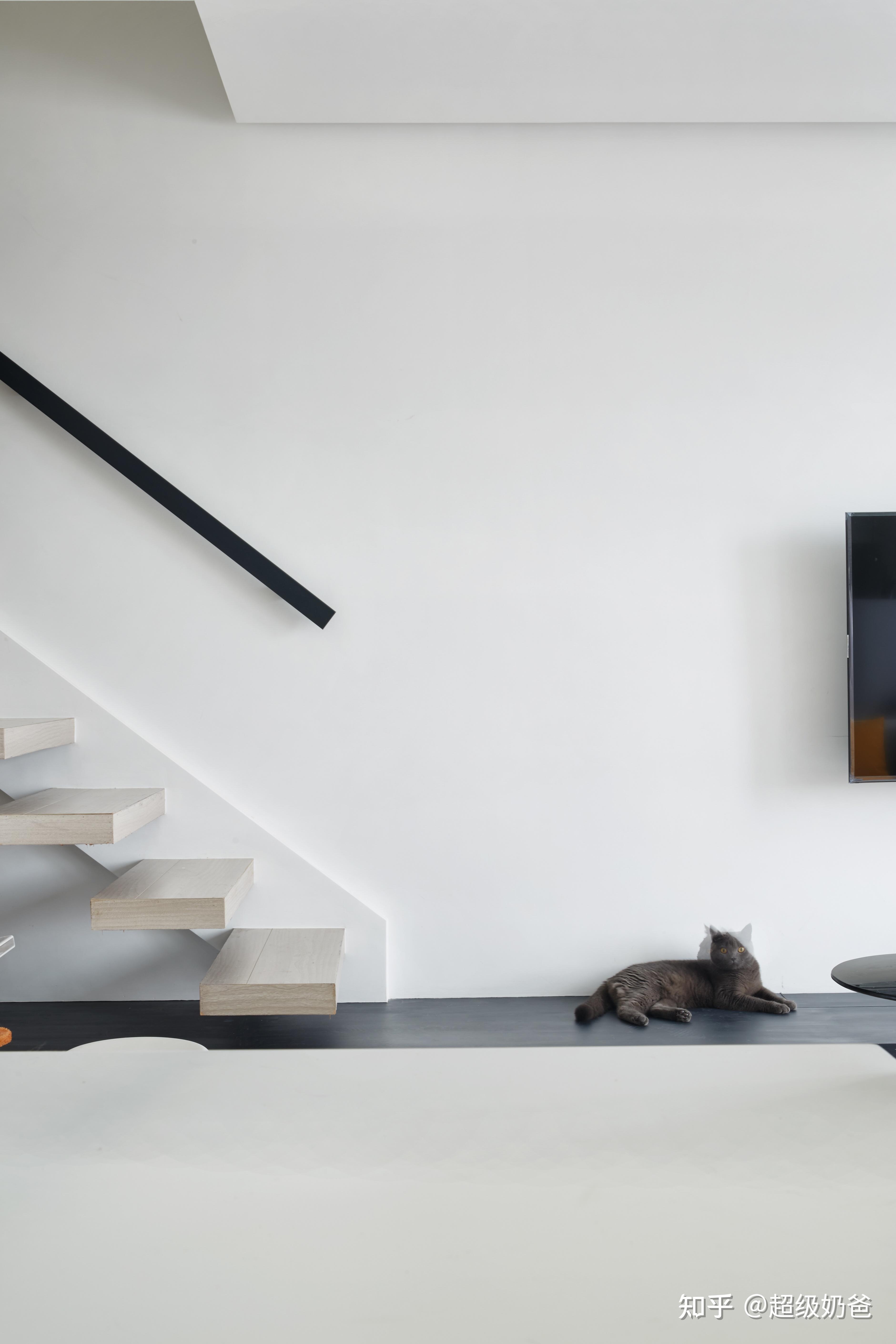 100㎡简约纯白风,次卧部分挑空,一二楼联系更紧密! - 知乎