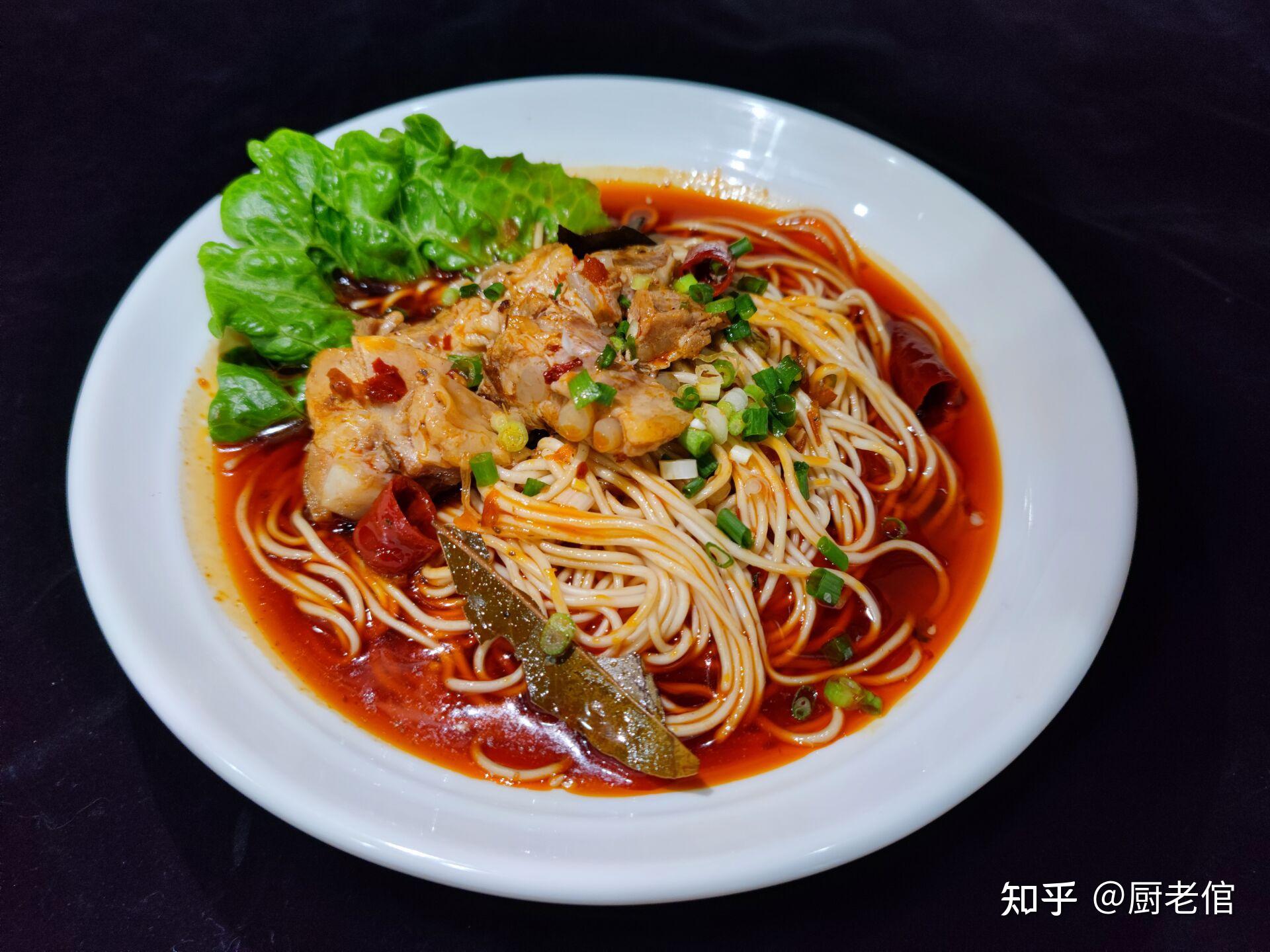 排骨软烂,汤汁浓郁醇厚,面条劲道爽口,入口鲜嫩,唇齿间充斥着满满的