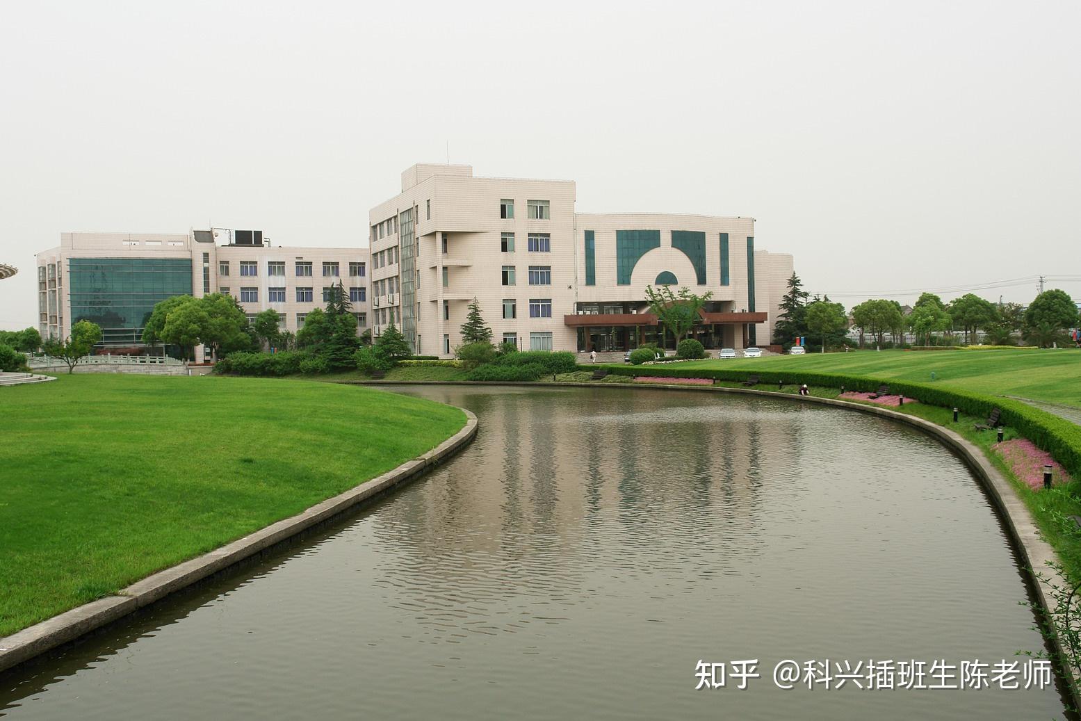 前身为创建于1953年的 上海海关学校 ;198
