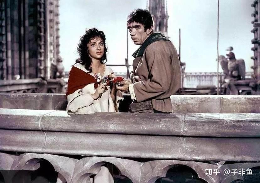 面目丑陋,心地善良的敲钟人卡西莫多为救女郎舍身.