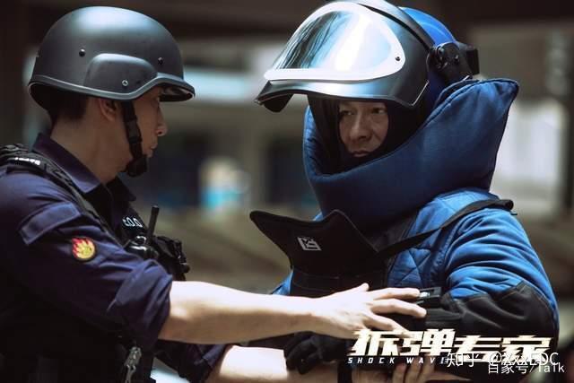 影评拆弹专家2拆诞英雄重返平安度过危机