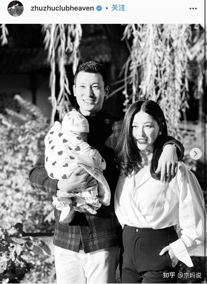 朱珠产后首晒全家福王昀佳单手抱娃网友这么抱娃伤脊柱