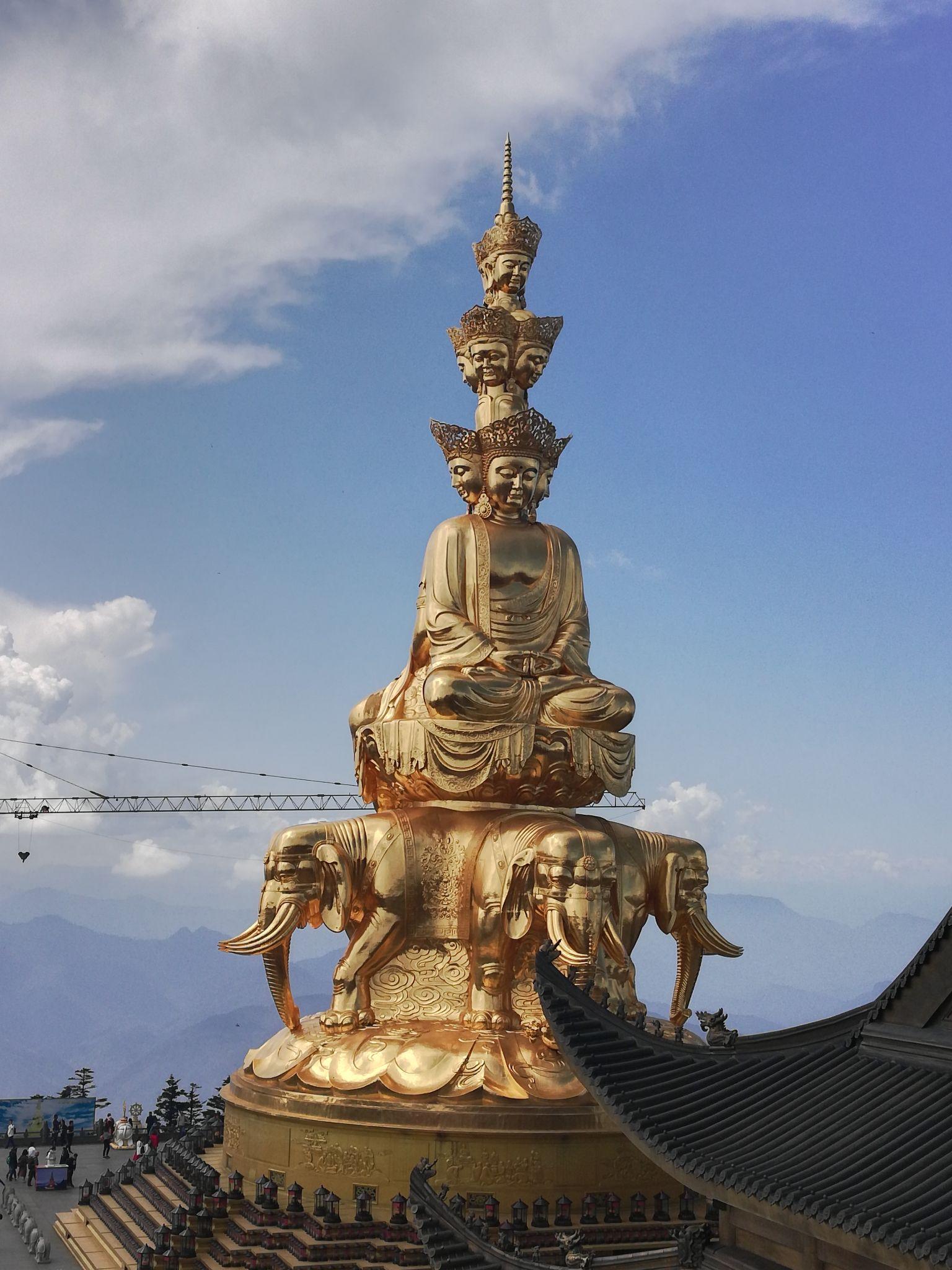 峨眉山,,对面就是小龙坎火锅,味道一级棒,据说附近还有个文殊坊小吃街