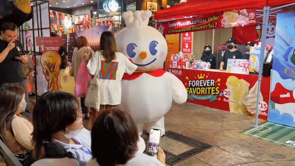 高能整活,蜜雪冰城火到了泰山!
