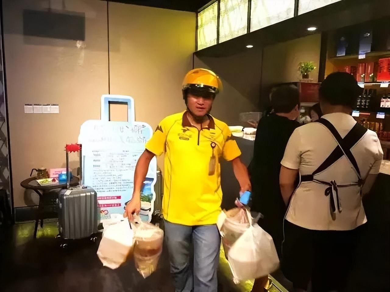 男子等不到外卖发现骑手楼下正打架网友黄袍加身说不定在争皇位