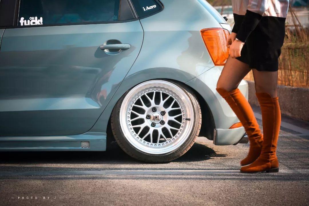 不是每台polo都能吸引大长腿贵阳水泥灰polo一次来俩