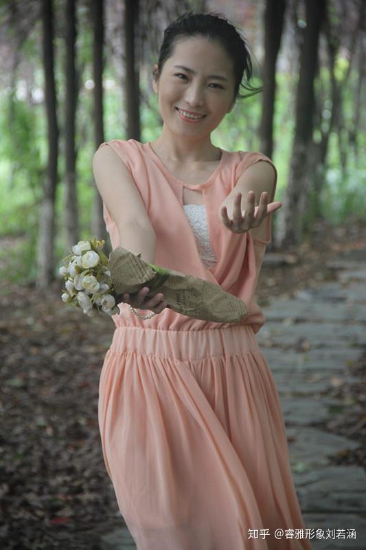 粉色纱裙是你爱情世界里飘逸着的一抹温柔形象管理专家刘若涵教时尚穿