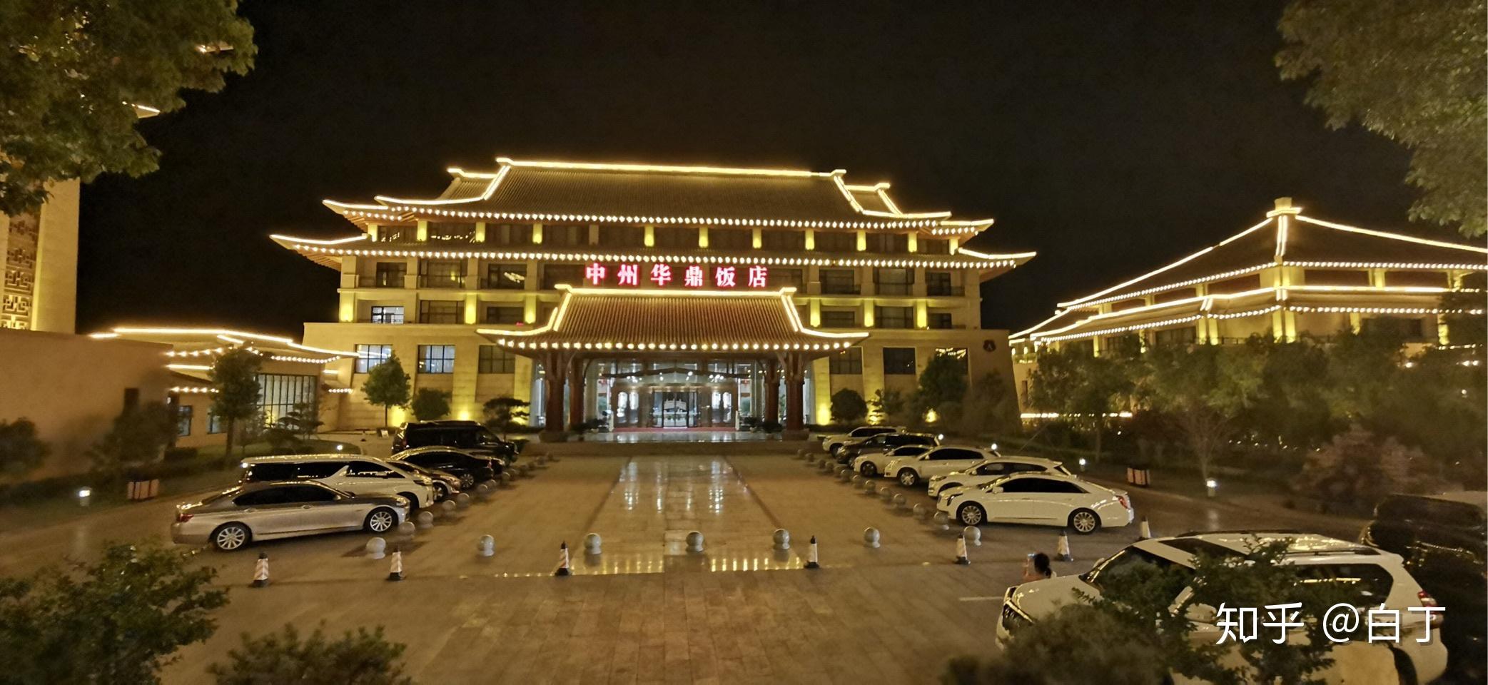 有很大的阳台,对面是英伦城堡风16615入住的酒店是中州华鼎饭店