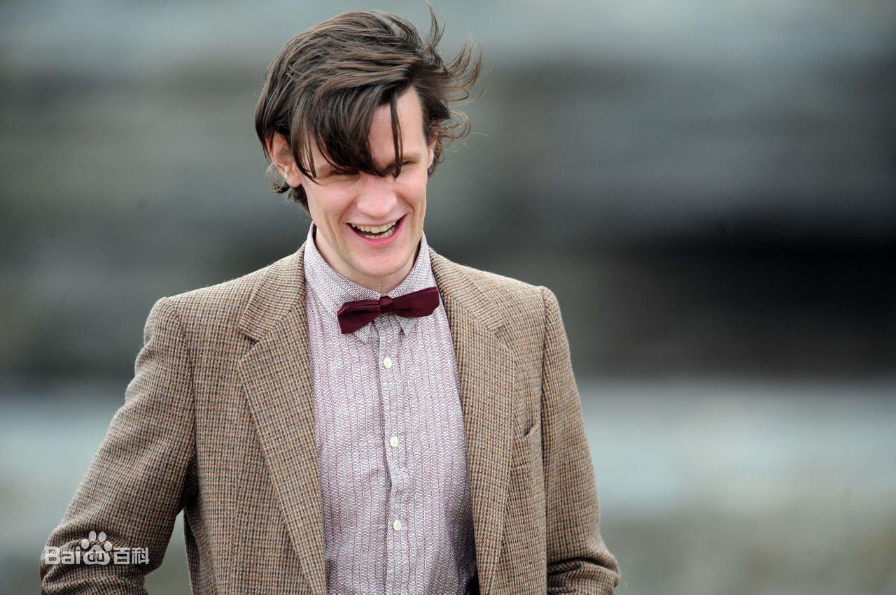 第九任(也是新版的第一任)博士头发少了点儿,但五官还挺正常.