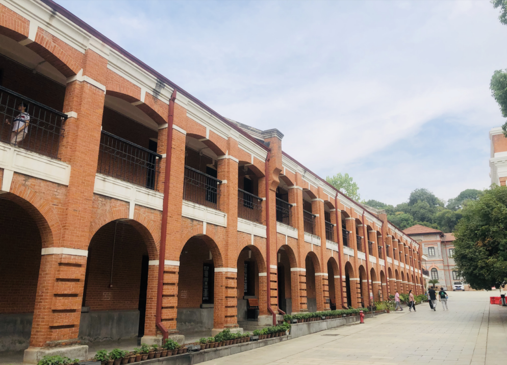 中山艦紀念館中山艦旅遊區核心部分由中山艦博物館,中山艦抗日陣亡