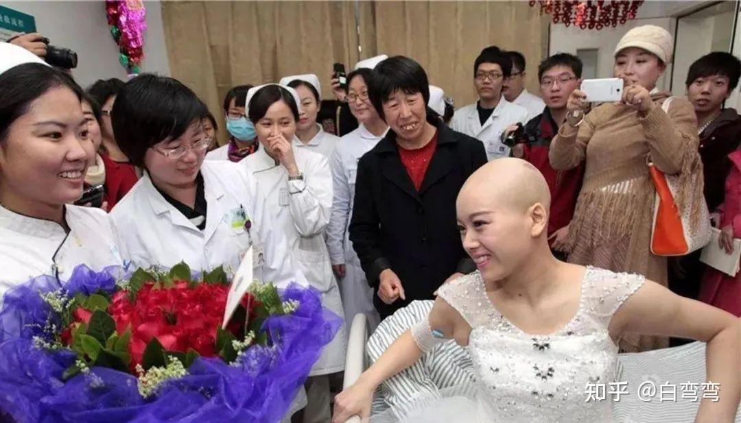 "一旁的海宁眼神温柔:"无论光头还是长发,你都是最漂亮的新娘!