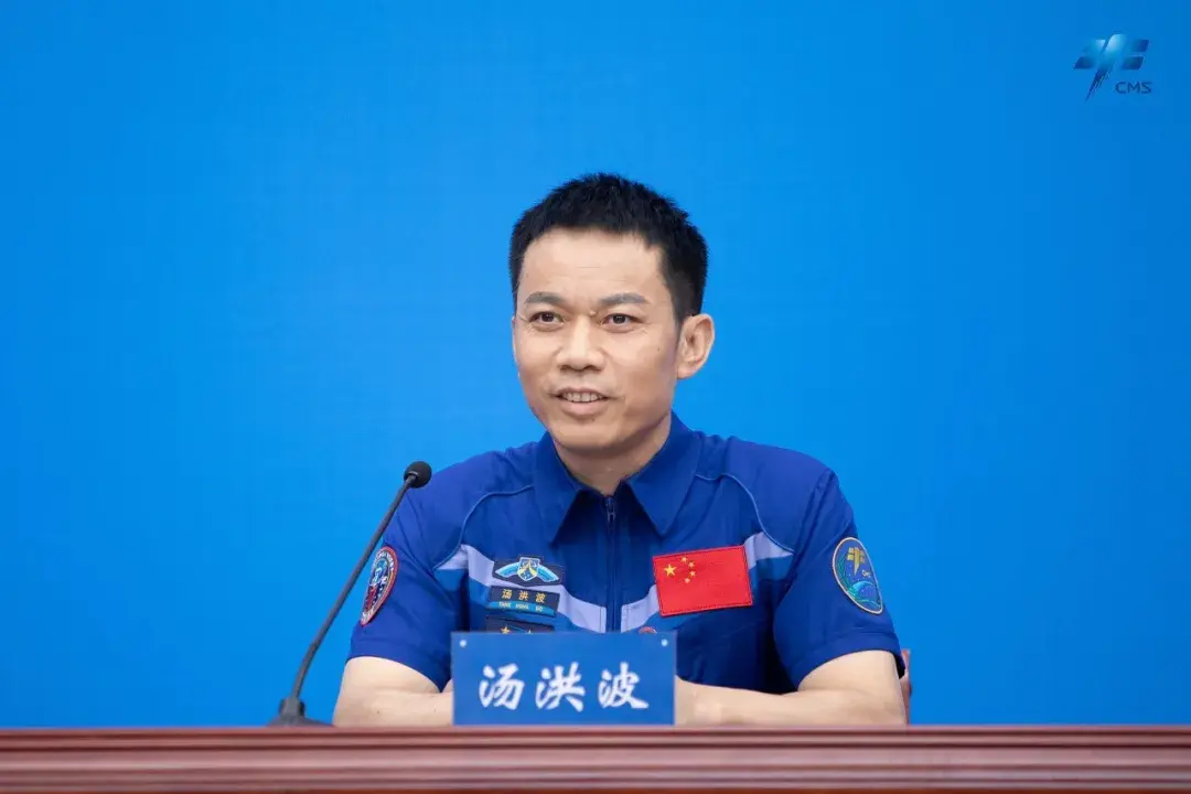作为首批执行空间站阶段飞行任务的航天员乘组成员,汤洪波亲历了中国