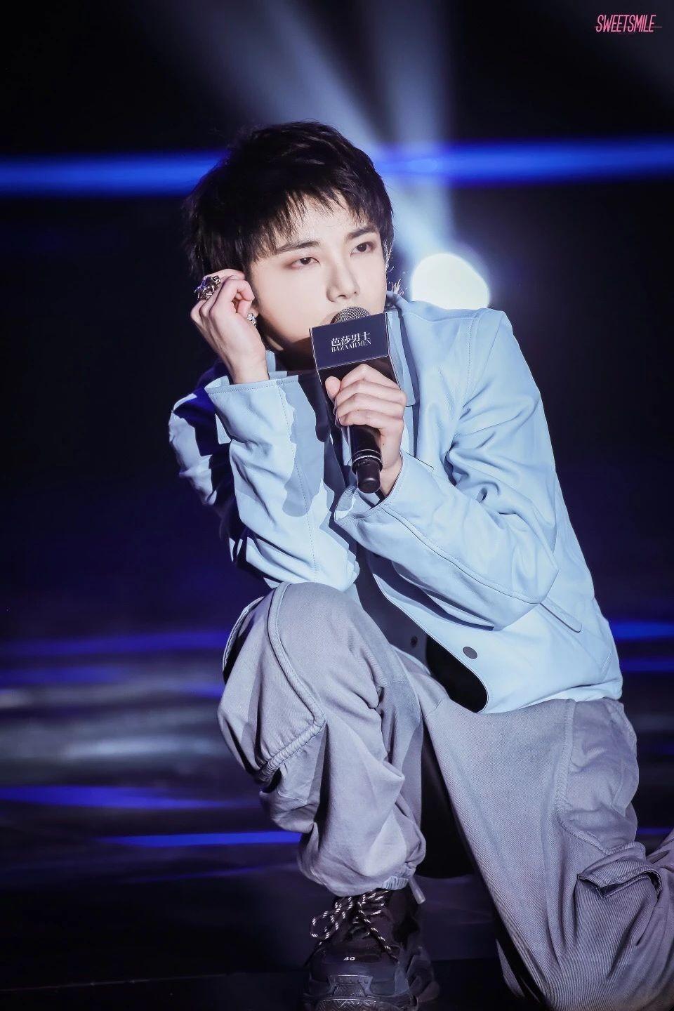 华晨宇壁纸你的笑容像穿过云层的晨曦暖暖的慢慢渗入心底