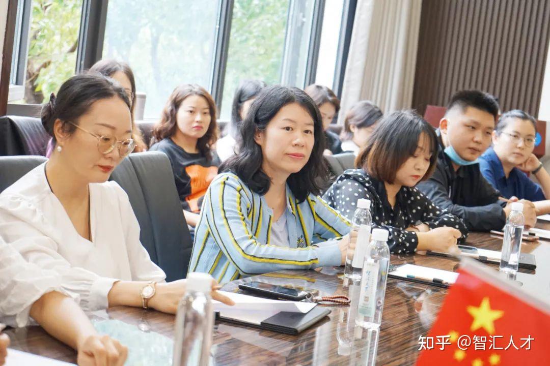 在智汇集团总部办公大楼,王总监首先向代表们介绍了智汇集团的发展