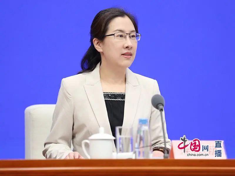 主持人国务院新闻办新闻局副局长寿小丽女士们,先生们,大家上午好!