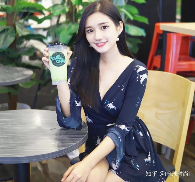 印象,而且长发飘逸,五官有点"婴儿肥"的可爱和甜美,朱赤丹唇亲切可人