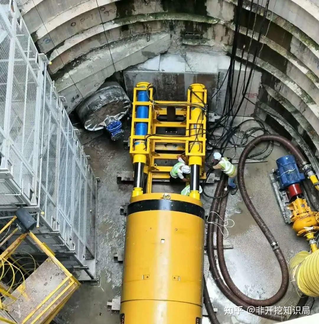 项目时间:2021年9月设备型号:唐兴装备 Φ1800岩石顶管机工程特点:该