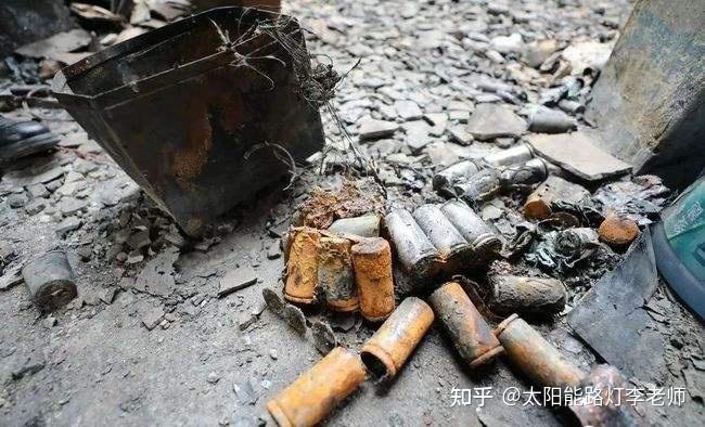 電池容易起火爆炸目前鋰電池主要有兩種,一種是三元鋰,一種是磷酸鐵鋰