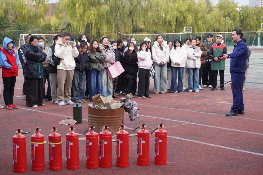 为丰富校园文化生活，展现我校青年学子的艺术风采，营造积极向上、师生同乐的校园氛围。近日，我校“声韵青春，诵响校园”朗诵比赛在报告厅顺利举行。本次活动作为体育艺术节系列的重要组成部分，吸引了众多同学踊跃(图4)