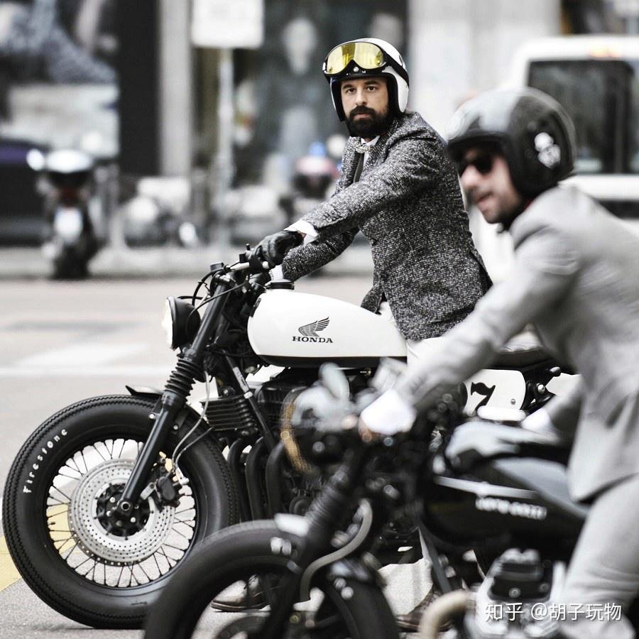 西装革履的正装骑士告诉你机车不只有速度与激情