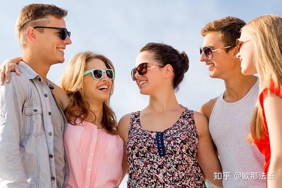 法国人常常会与陌生人打招呼问候,走在路边听到一声 bonjour 不要太